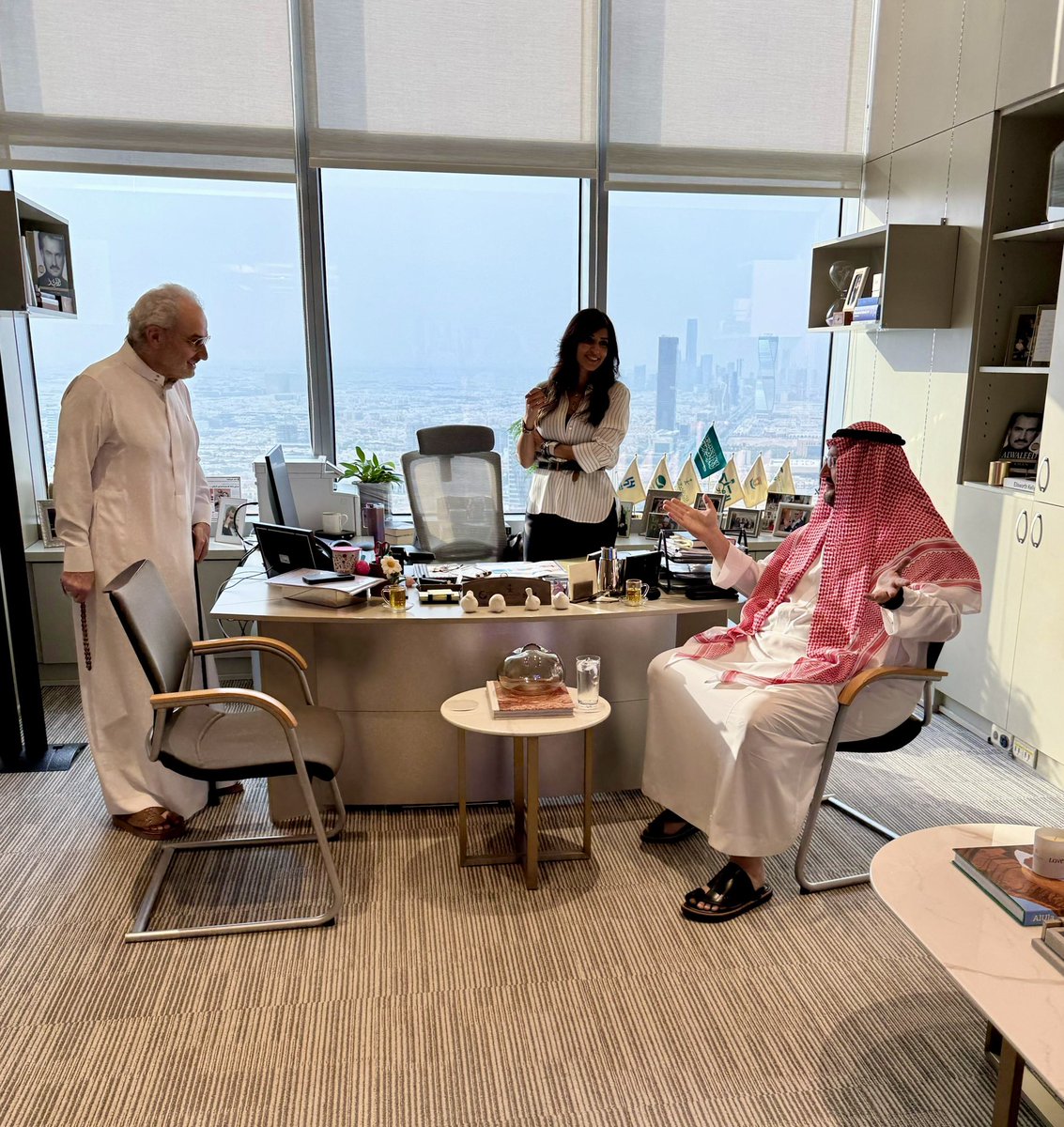 أحلى أوقات العمل لما يمرك ناس غالية عليك🤍 اليوم نور المكتب بوالدي الأمير الوليد وعمي الأمير عبدالعزيز 🙏🏽