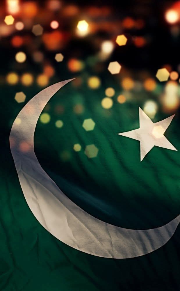 ہم نے آگ اور خون کا دریا پار کیا
تم کو لیکن ہر رستہ آسان ملا

آزادی کی قدر بھلا وہ کیا جانیں 
بیٹھے بٹھائے جن کو پاکستان ملا
شام بخیر ۔