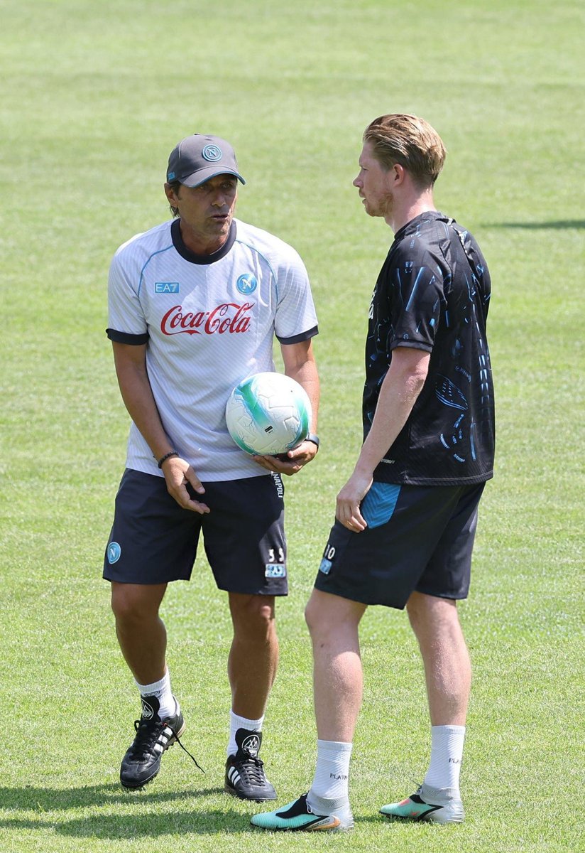 Antonio Conte sur Kevin De Bruyne : "Il s’est tout de suite adapté, malgré le fait qu’il vienne d’un contexte complètement différent. Il s’est parfaitement acclimaté, jamais un mot de trop, toujours le sourire aux lèvres. 

C’est un ajout dans l’équipe qui est très apprécié par