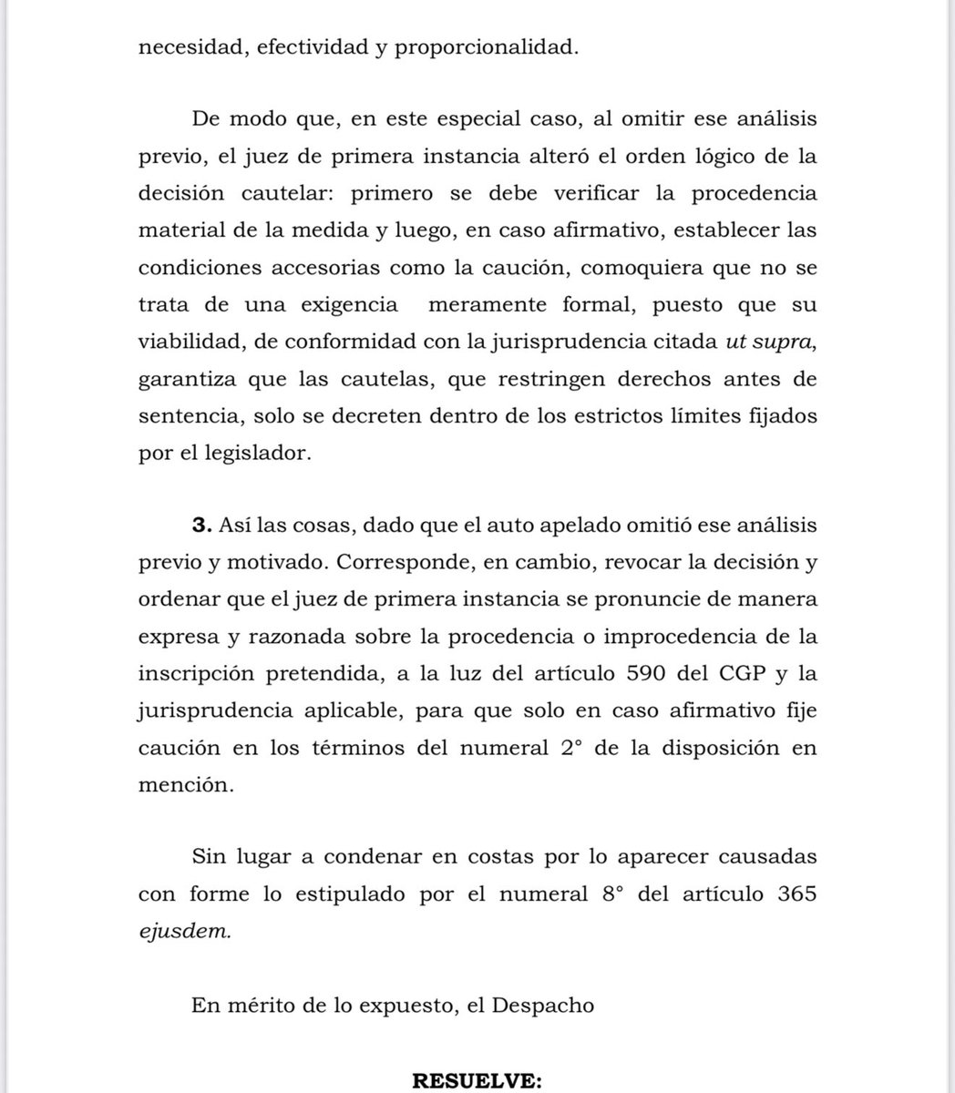 jairoparrac's tweet photo. MEDIDAS CAUTELARES. CAUCIÓN POSTERIOR A LA VERIFICACIÓN DE PROCEDENCIA. ORDEN LÓGICO Y GARANTÍAS EN LAS MEDIDAS CAUTELARES. TSB:  El Tribunal explicó que la ley supedita la caución a la previa verificación de los presupuestos materiales —apariencia de buen derecho, peligro por la demora, necesidad, efectividad y proporcionalidad— y a la determinación de que la cautela solicitada es jurídicamente viable. Imponer caución sin este análisis altera el orden lógico de la decisión y vulnera el derecho de defensa, pues somete a la parte a un gravamen económico sin causa jurídica definida.

Por ello, revocó el auto apelado y ordenó que el juez de primera instancia se pronuncie primero sobre la procedencia o improcedencia de la medida cautelar, y solo en caso afirmativo fije la caución conforme al numeral 2° del artículo 590 del CGP y la jurisprudencia aplicable —⬇️⬇️—
