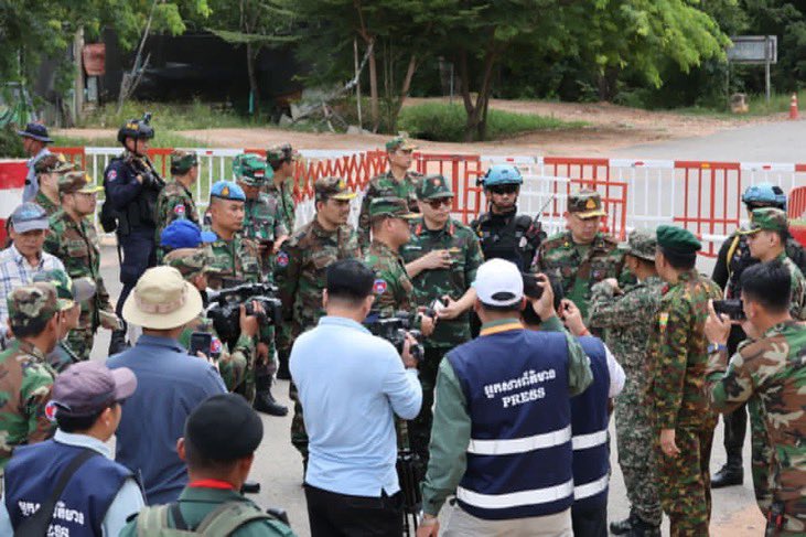 กัมพูชาพาผู้ช่วยทูตทหารไปลงพื้นที่ชมแนวรั้วลวดหนามที่กองทัพไทยวางเอาไว้ ซึ่งบริเวณนั้นมีชุมชนชาวกัมพูชาตั้งบ้านเรือนอยู่ 

แต่ปัญหาก็คือถ้าเดินมาจากฝั่งกัมพูชาก่อนจะถึงแนวรั้วลวดหนามนี้จะไปพบกับหมุดแสดงอาณาเขตระหว่างสยามและฝรั่งเศสซึ่งต่อมาคือกัมพูชา