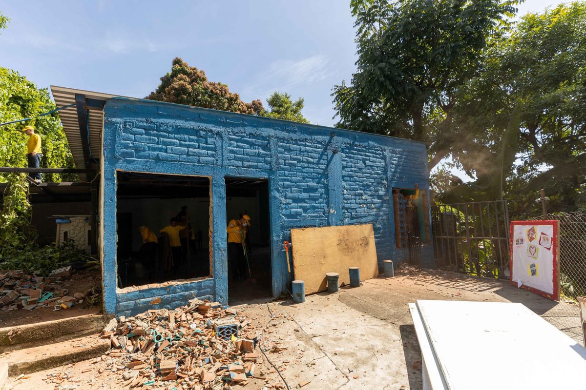 🌱🏫 #DosEscuelasXDía es más que renovar paredes y pupitres: es abrir puertas a nuevas oportunidades, encender la pasión por aprender y sembrar esperanza en cada comunidad. 

📍Escuela #169
Escuela de Educación Parvularia Gloria de Borja Natán.  
Mejicanos, San Salvador Centro.