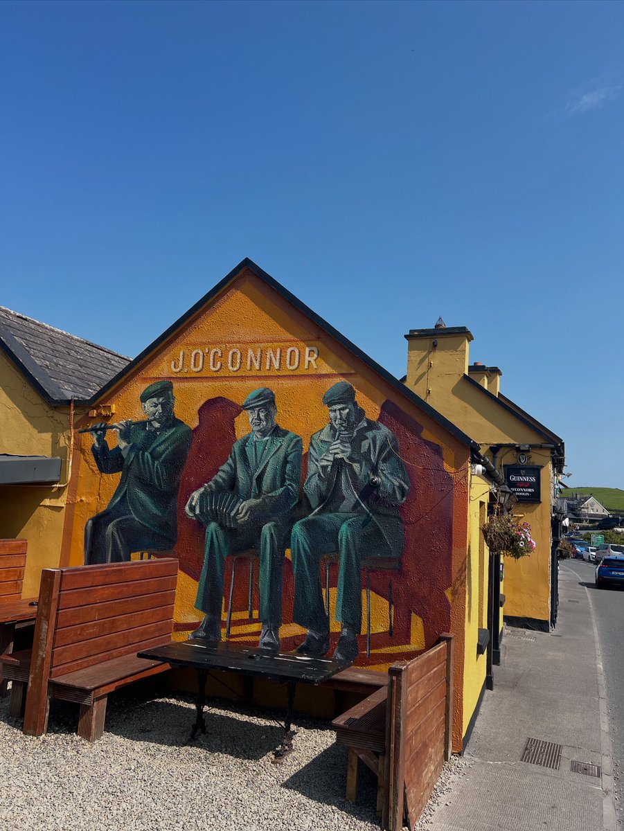 AtacArt's tweet photo. @NoContextBrits Irish graffities are better.. https://t.co/HiRuuV8Wl6