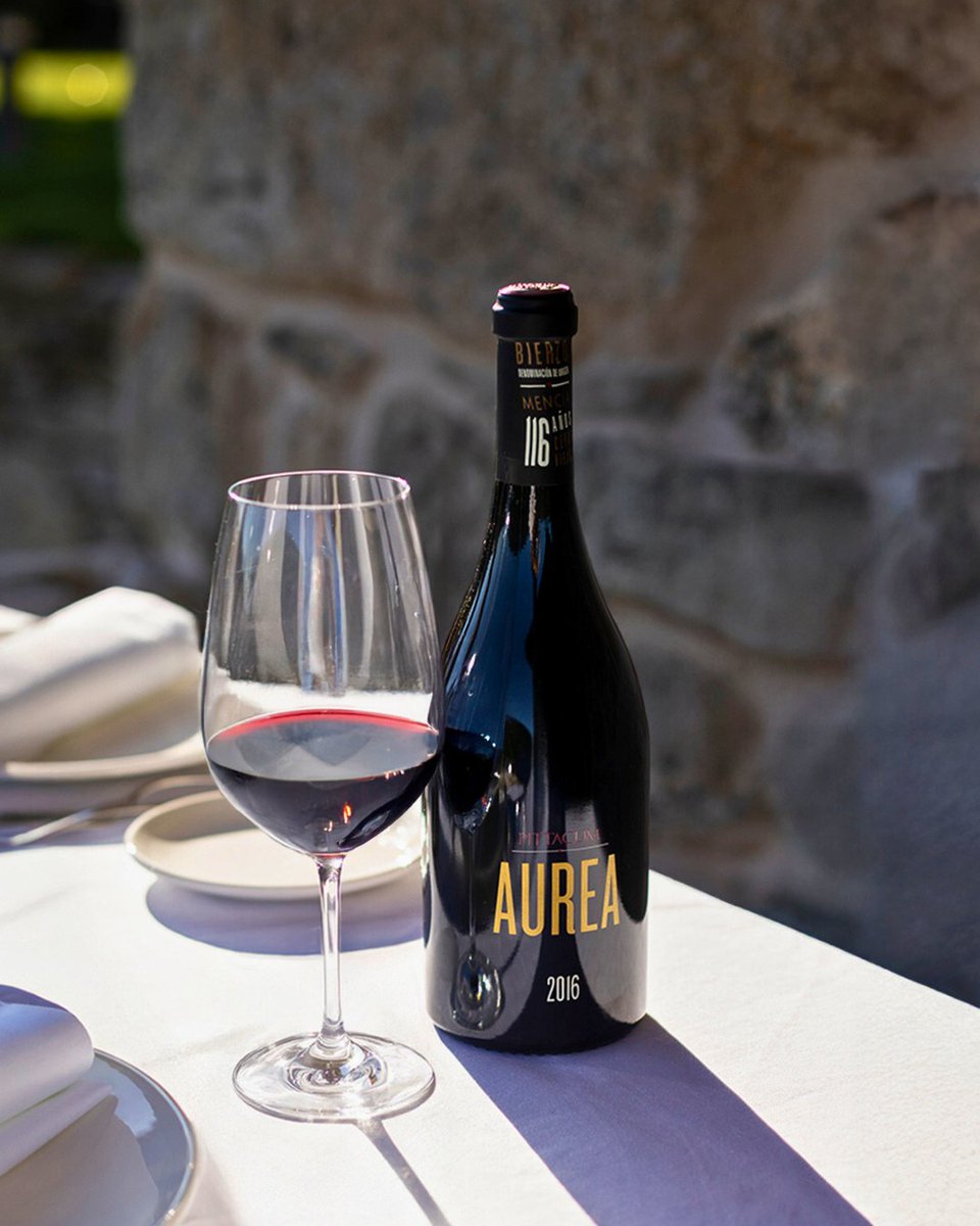 Siempre es buena idea tener a mano una botella de #PittacumAurea: un vino franco, cabal y profundo que os conquistará... ¡Salud!
.
.
#GrupoTerrasGauda #SomosTerrasGauda #BodegasPittacum #Bierzo #Bierzowine #menciawine #vino #wine #winemoments #winelovers #winewinewine #winelife
