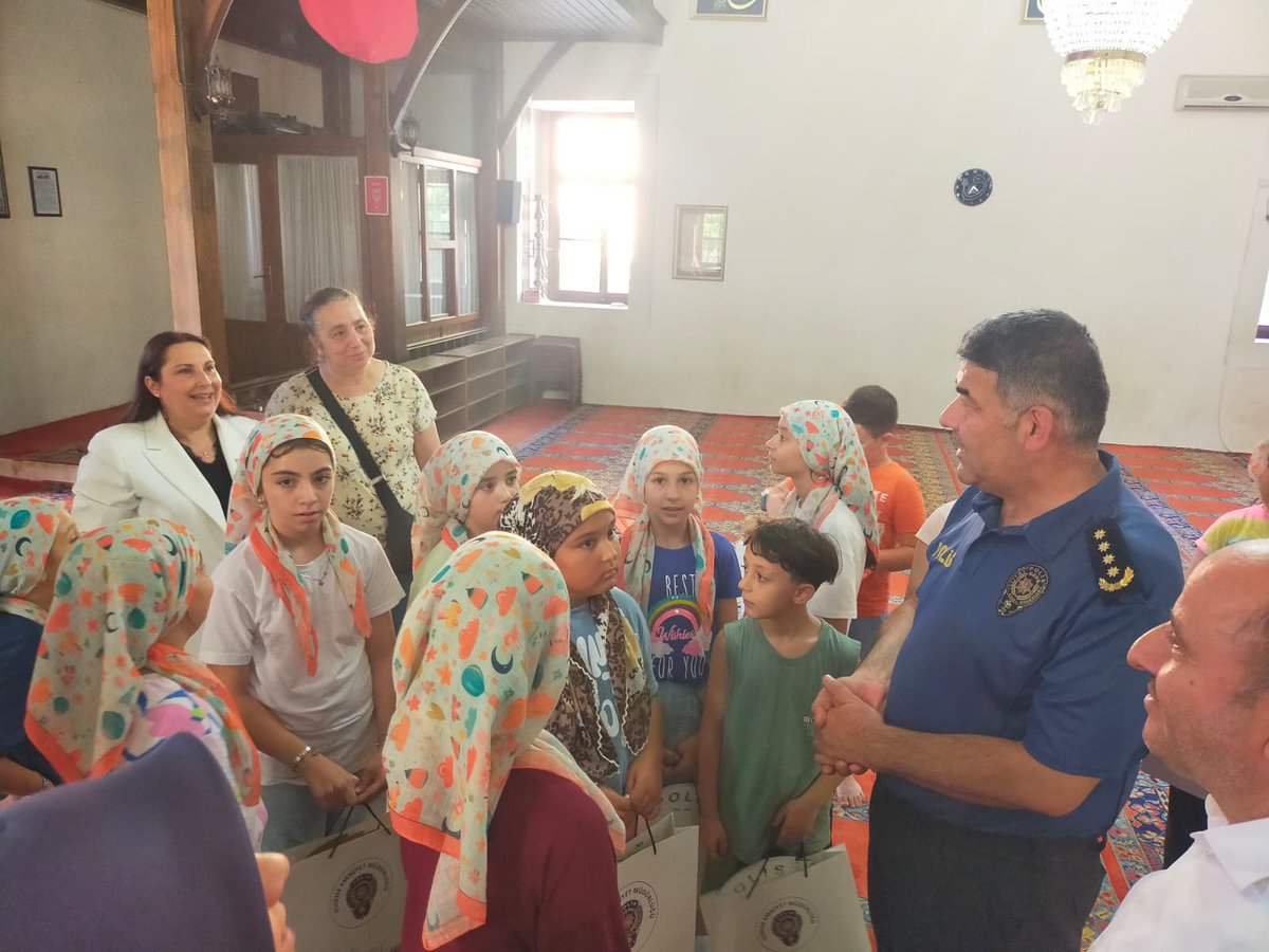 İl Emniyet Müdürümüz Sayın Onur KARABURUN, Medrese Ali Bey Mahallesi’nde bulunan Taşlık Camii’ndeki Kur’an Kursu öğrencilerini ziyaret ederek onlara hediye verdi.

#EdirneEmniyetMüdürlüğü
#EdirneninEmniyeti