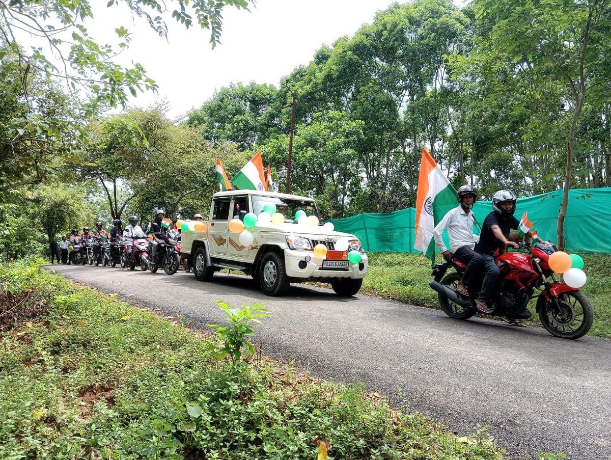 MssoSilk's tweet photo. The spirit of patriotism roared through the streets of North Garo Hills as CSB P-4 Mendipathar &amp; P-3 Rompara came together for a vibrant Bike &amp; Car Rally under #HarGharTiranga 🇮🇳. United in colours, united in purpose—celebrating India’s pride &amp; unity. @csbmot @TexMinIndia https://t.co/zBmazWh9yB