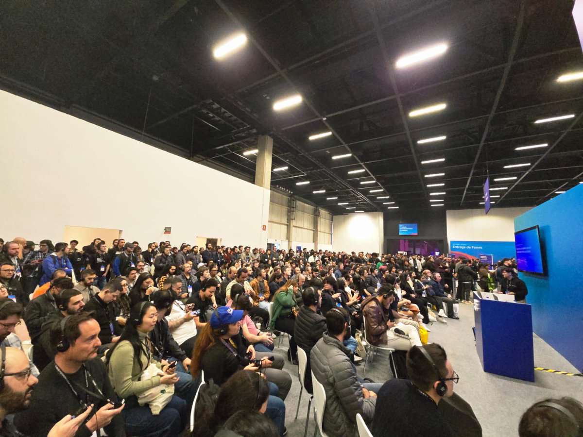 aninhacsgo's tweet image. A renca de gente vendo minha palestra ontem no summit 🥹