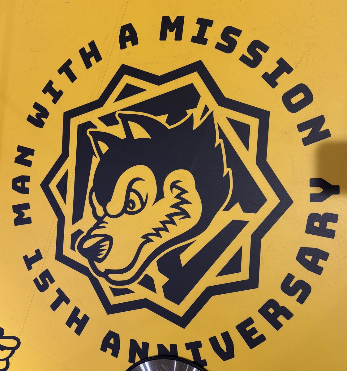 fukuhen0916's tweet photo. ショップの床にはいろんなロゴのデザインがありました🐺
#MWAM
#REALSHOP
#渋谷スクランブルスクエア https://t.co/Qb88N9B2RK