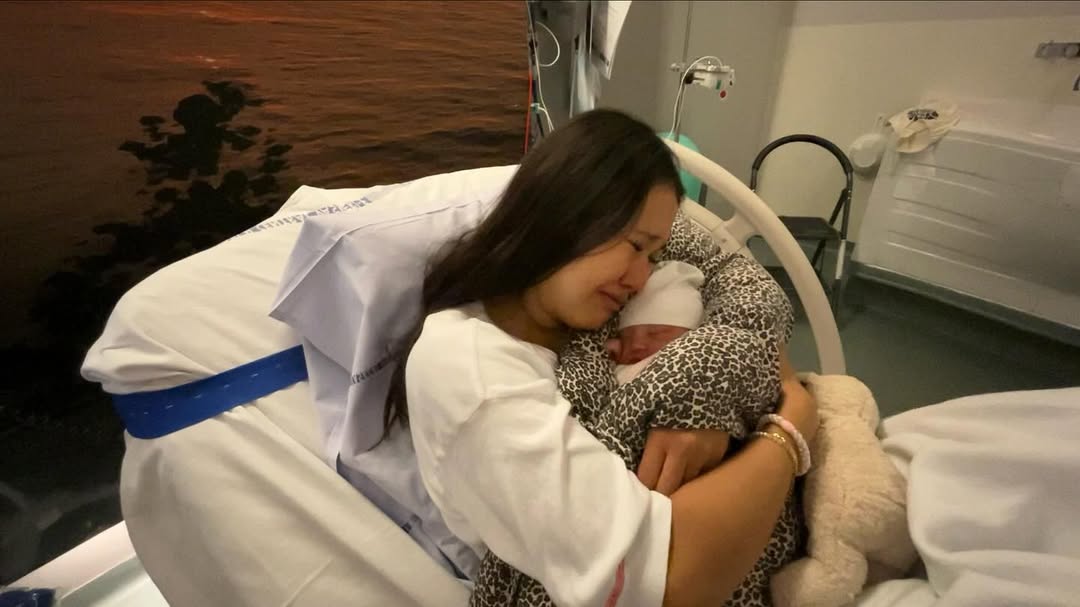 kimpchr1's tweet photo. Here's another Greenlander who've been taken away from a newborn baby.

Denmark is a corrupted system.

It's been a little over 48 hours since she gave birth to her dear daughter Aviaja-Luuna.

After an hour with her dear daughter, the baby was taken away. https://t.co/VC1G7vL1Fw