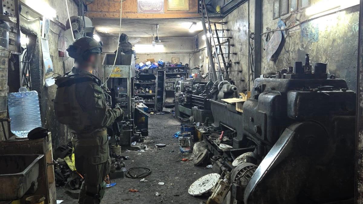 סוכלה תשתית לייצור אמצעי לחימה ומטענים בשומרון 

בפעילות של שוטרי מחוז ש"י ולוחמי מג"ב איו"ש, בשילוב שירות בתי הסוהר וצה"ל, סוכלה תשתית לייצור אמל"ח ומטענים במתחם מחרטות בכפר בלאטה שבאזור שכם.

במהלך הפעילות אותרו והושמדו שבע מחרטות ששימשו על פי החשד לייצור של אמל"ח. בנוסף, נתפסו