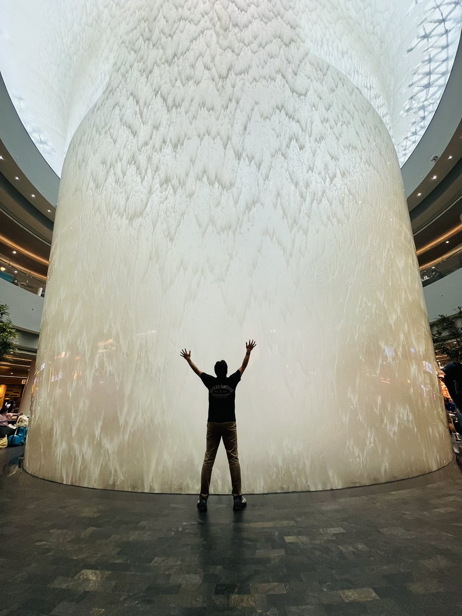 guccykun's tweet photo. On my way from Bali to Japan, I have a transit at Changi, Singapore. During my layover, visited the Rain Voltex in Jewel. Spectacular! #twinglish #英語学習 #英語日記 #rainvortex #changi #シンガポール #レインボルテックス https://t.co/fRmW9F4BHc