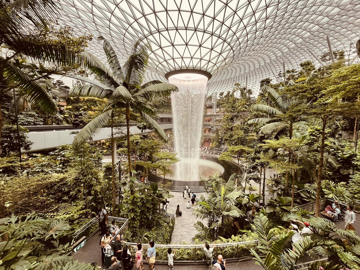 guccykun's tweet photo. On my way from Bali to Japan, I have a transit at Changi, Singapore. During my layover, visited the Rain Voltex in Jewel. Spectacular! #twinglish #英語学習 #英語日記 #rainvortex #changi #シンガポール #レインボルテックス https://t.co/fRmW9F4BHc
