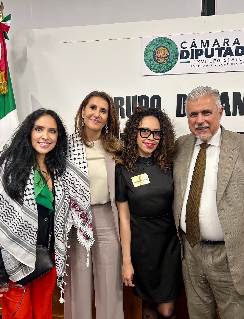 VIOLAPRAT1's tweet photo. 🇵🇸🇲🇽
Gracias diputado @jose_narro_cespedes por incluirnos en la agenda de las causas nobles que nos atañen como sociedad. 
Y un honor acompañar y  escuchar el  impactante y sentido mensaje de la embajadora de Palestina 🇵🇸 en México 🇲🇽 @nadyalayla https://t.co/wIx2XHGfgG