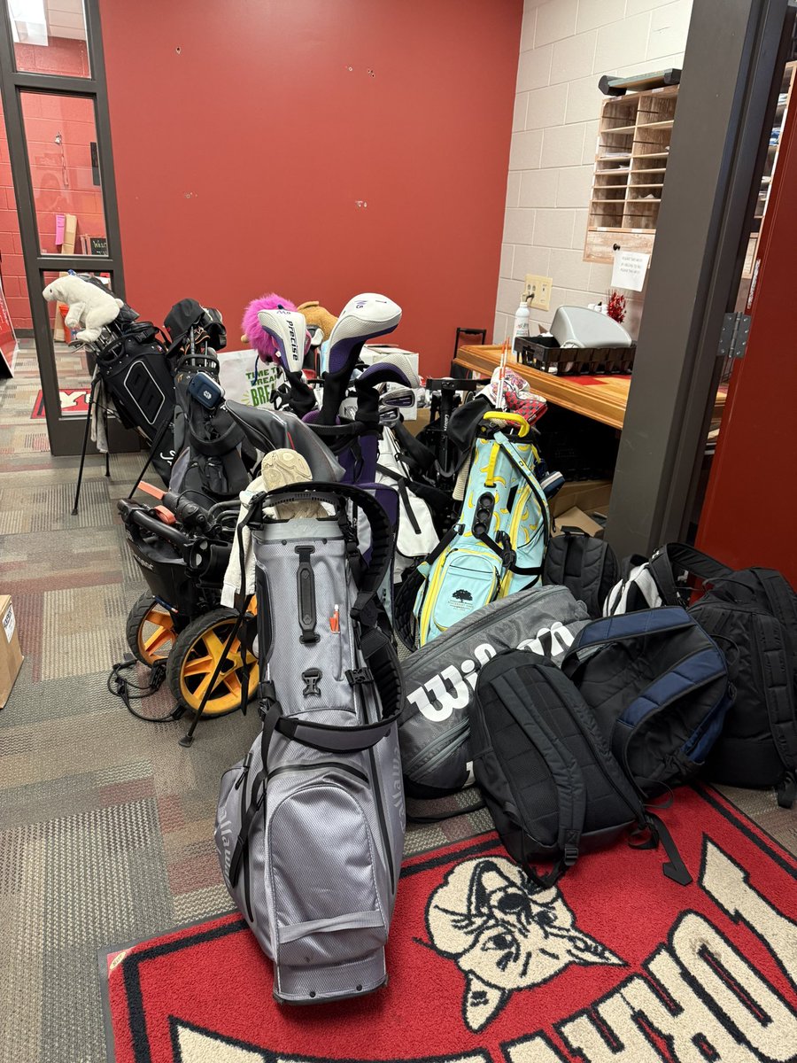 JenYBFanDickson's tweet photo. Welcome to fall sports season in the athletic office. Not as bad this year 😉 #fore https://t.co/erK9eqMI31