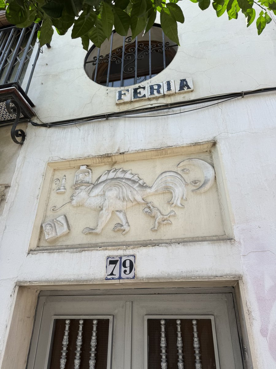 Yo sé que hace mucha calor, pero pido ayuda porque uno de los misterios que más llevo para intentar resolver es este adorno de un bloque de calle Feria que me tiene obsesionado. ¿Alguien sabe algo?