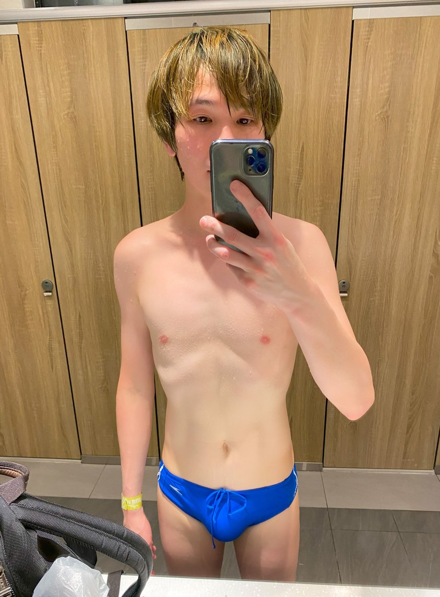genkiboyle's tweet photo. 有次朋友說泳褲太性感
我還以為是指三角褲
原來在乾的時候
🐔形狀好明顯
自己好像看不到
要在前方才看得清楚
這條泳褲穿了好多年
可能變薄了
我以前都沒特別注意
當然現在也不會介意
只怕別人看到會尷尬
不過下水濕後就好些
難怪別人穿好泳褲後都先淋濕身體 😆

#游泳 #泳褲 #三角泳褲 #學生 #正太 https://t.co/BqVJIeRTtl