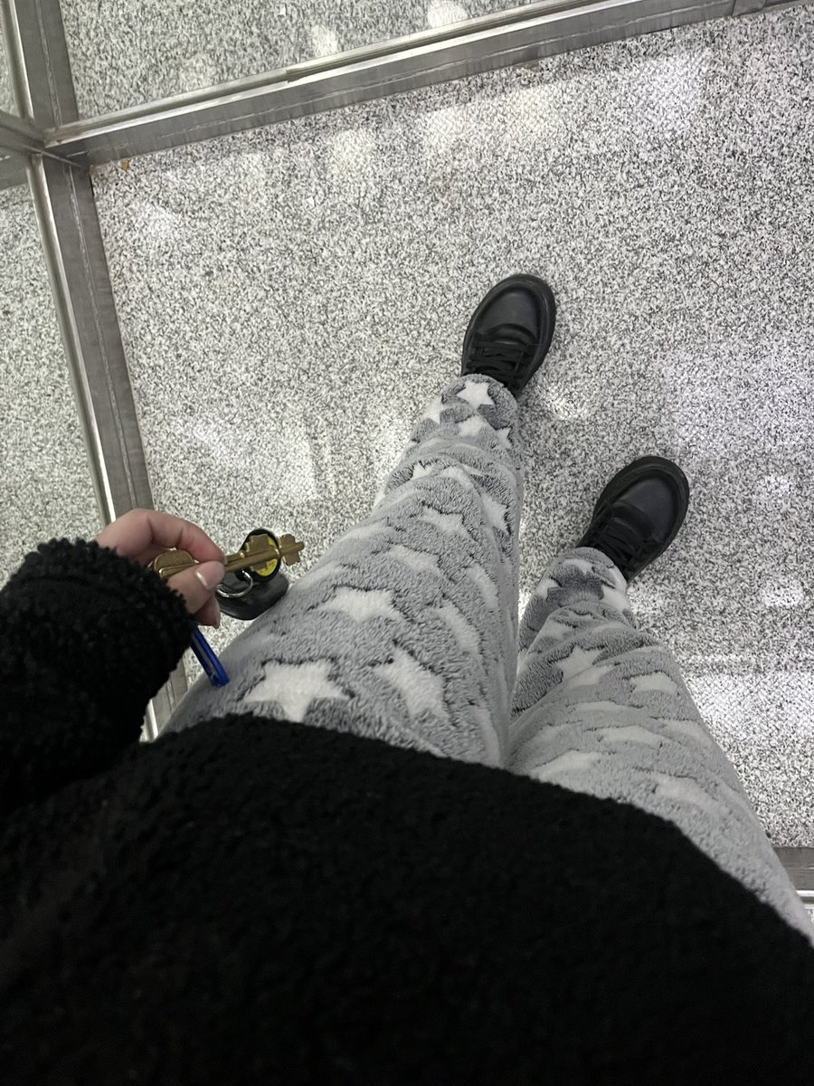 borcegos y pantalón de peluche outfit de una persona derrotada