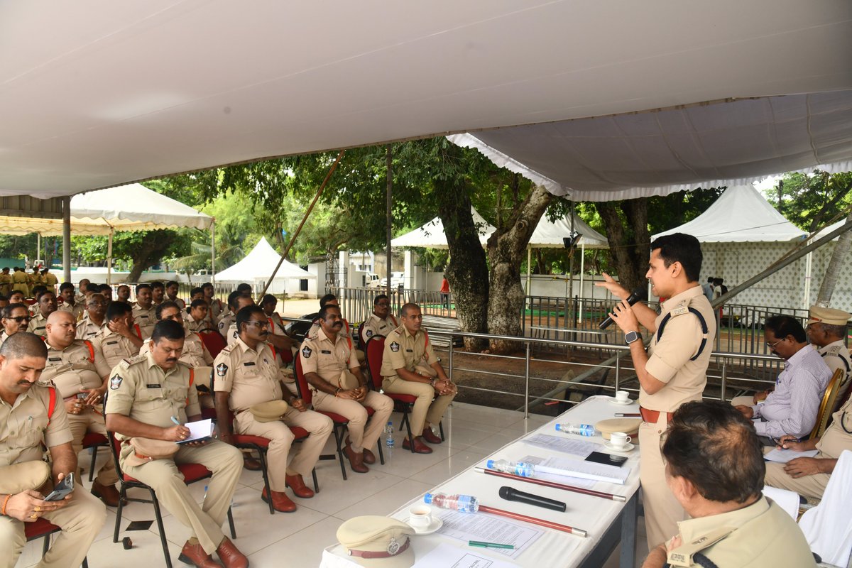 Kakinada District Police (@kakinadapolice) on Twitter photo కాకినాడలో రేపు జరుగబోవు స్వాతంత్ర దినోత్సవ వేడుకలకు రిహార్సల్స్ నిర్వహించి, పోలీసు కవాతు సాధన సన్నద్దతను, బందోబస్తు ఏర్పాట్లను పరిశీలించిన, అధికారులకు పలు ముఖ్య సూచనలు చేసిన కాకినాడ జిల్లా SP శ్రీ G. #BinduMadhavIPS గారు
<a href="/APPOLICE100/">Andhra Pradesh Police</a>
#appolice
#Kakinada
#IndependenceDay2025 కాకినాడలో రేపు జరుగబోవు స్వాతంత్ర దినోత్సవ వేడుకలకు రిహార్సల్స్ నిర్వహించి, పోలీసు కవాతు సాధన సన్నద్దతను, బందోబస్తు ఏర్పాట్లను పరిశీలించిన, అధికారులకు పలు ముఖ్య సూచనలు చేసిన కాకినాడ జిల్లా SP శ్రీ G. #BinduMadhavIPS గారు
<a href="/APPOLICE100/">Andhra Pradesh Police</a>
#appolice
#Kakinada
#IndependenceDay2025
