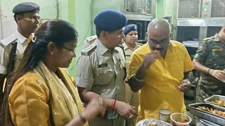मोतिहारी 

शहर में पर्व को लेकर मिठाई के डिमांड पर आज शहर में सदर एसडीओ, सदर 1 डीएसपी, नगर थानाध्यक्ष, राजस्व अधिकारी के साथ  शहर के रेस्टोरेंट और स्वीट्स हाउस का किया निरीक्षण, अन्नपूर्णा रेस्टोरेंट राजा बाजार सरन कंपलेक्स और साइन स्वीट्स चांदमारी शिकायत मिली... रेस्टोरेंट सील