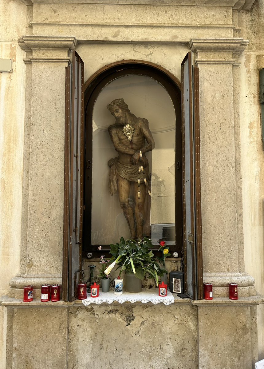 Sicilia: caótica, católica y española.