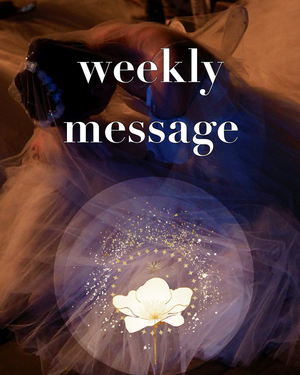 FlowermessageO's tweet photo. ✨Lovely Morning!
10/13(月)〜10/19(日)の #WeeklyMessage
しなやかに動くことで、心は静かにほどけていきます。
ひとつ呼吸をして、ゆっくり腕を伸ばす──
それだけで、心の奥に張りつめていたものが
少しずつほどけていくようです。
美しさは、無理に作るものではなく、
静かに自分と向き合う時間の中で、自然とにじみ出てくるもの。
今週は、日常の中に
あなたらしい“静かな舞”を取り入れて。
軽やかに、凛として、心地よく。
カードは1〜3の中から、直感で1枚お選びください🌸
✨今週もあなたの心が、やわらかな光で包まれますように✨
#オラクルカード #FlowerMessage