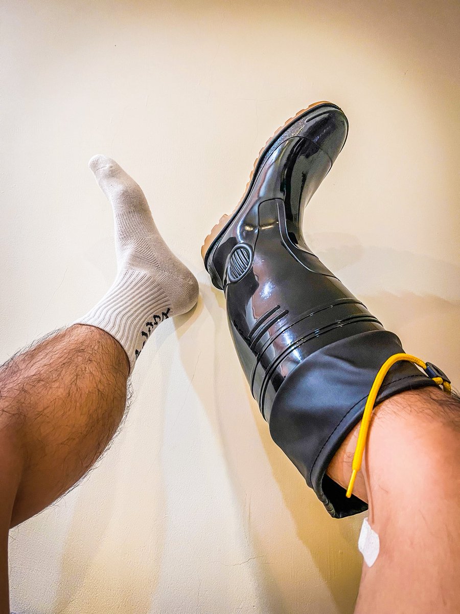 最近很喜歡穿著白襪和雨鞋睡覺，總覺得既變態又安心😏

#rubberboots #socks