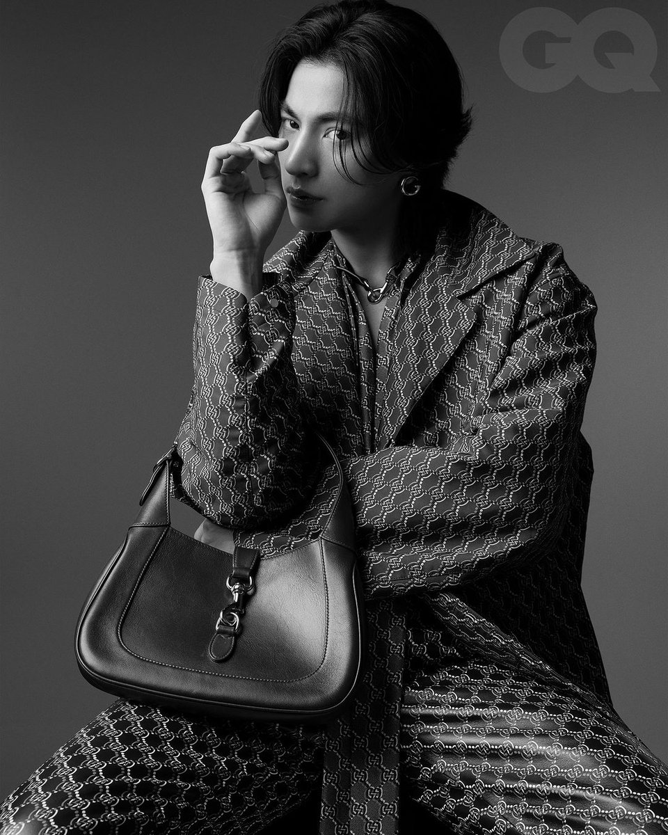 Vitamin_Gulf's tweet photo. สมบัติล้ำค่าเลยนะ 😁

@gulfkanawut #GulfKanawut 
#GucciPreFall2025 #Gucci https://t.co/OqdlrDLCjc