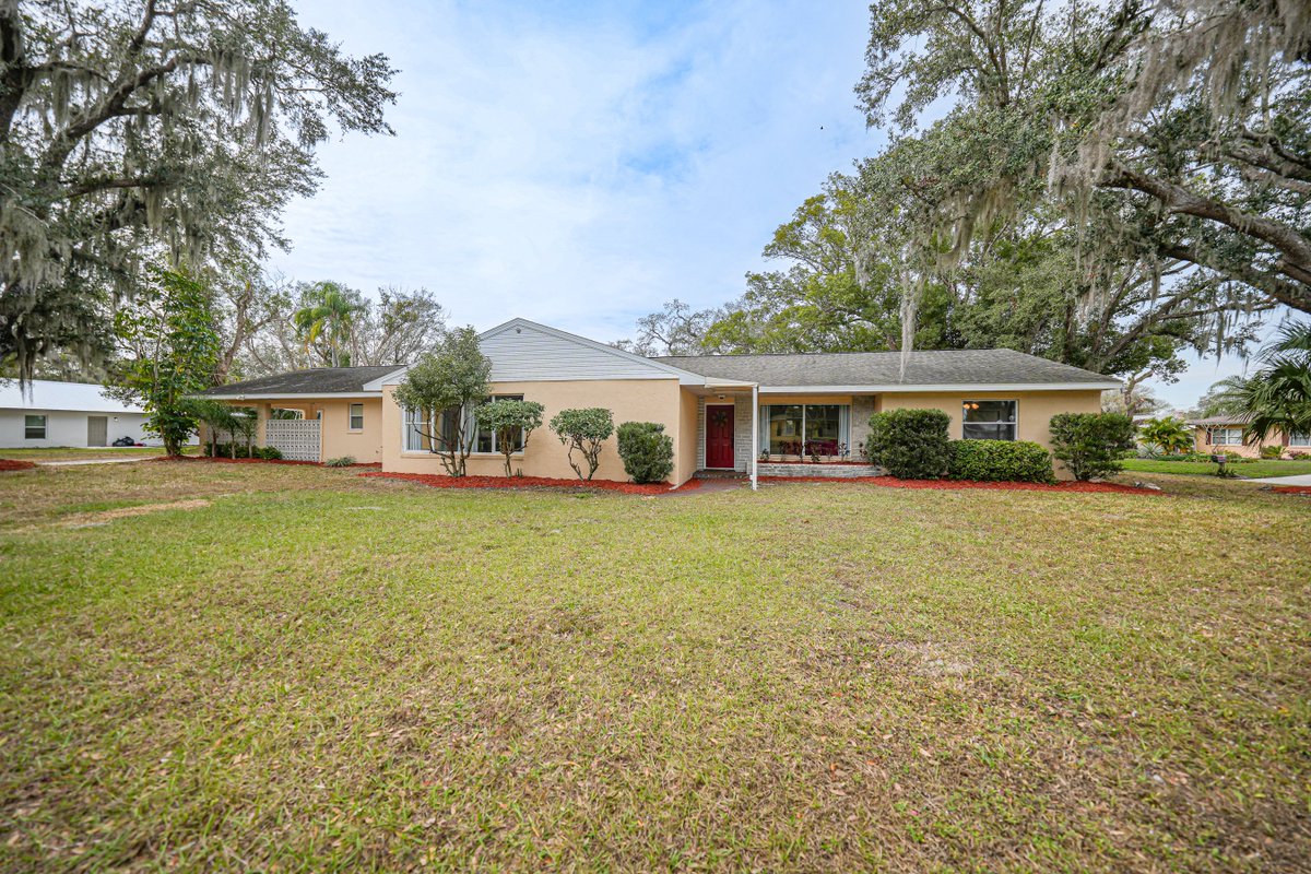 michwillgroup's tweet photo. 🏡 BACK ON MARKET – $359K
3 bed | 3 bath | 2,400+ sq ft
✨ Light-filled layout
✨ Updated baths &amp; split floor plan
✨ Screened lanai + pool
✨ Bonus room + workshop (new 2025 roof)
✨ Corner lot, lush landscaping https://t.co/8d4UW7YLUR