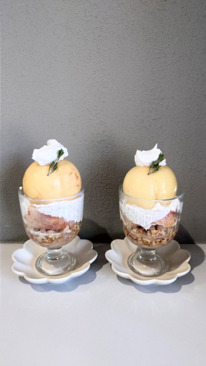 KMsempai's tweet photo. CAFE CLOCHETTE🍨
千葉市中央区

まるごと桃パフェ　1640円

グリークヨーグルト◯
アールグレイ生クリームも合う
パフェの中にも🍑ゴロゴロ
#パフェ https://t.co/JXWUYlyG2I