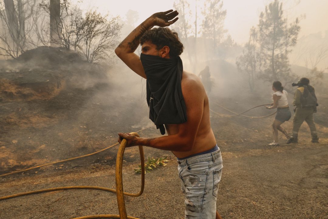 FerreroPC's tweet photo. Canalizar la solidaridad y el voluntariado no profesional sigue siendo un reto en la gestión de grandes emergencias.

Impulsar puntos locales de voluntariado de forma habitual ayudaría a evitar estas situaciones frustrantes y, a veces, muy peligrosas.
📸@euronewses @LNCleon #IIFF https://t.co/F7K6lDokpu