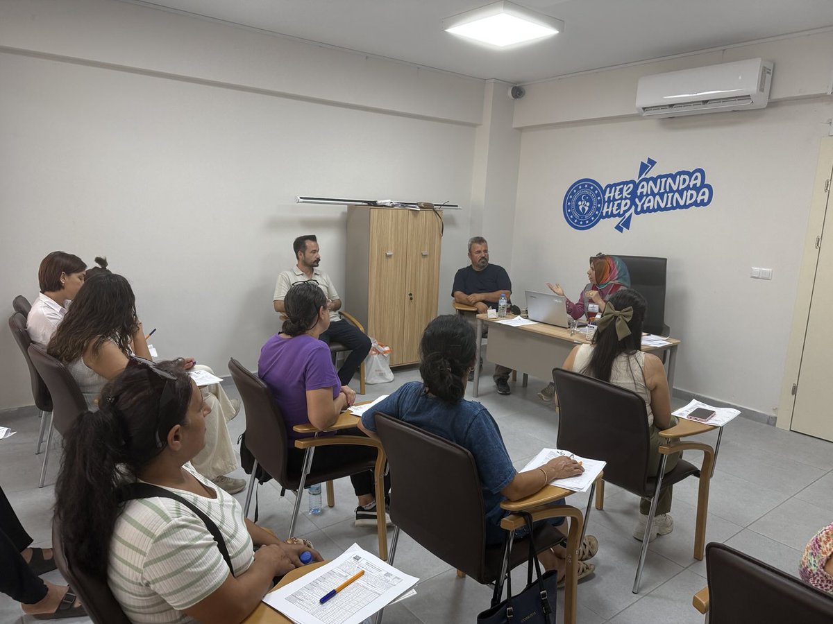 Koçarlı Gençlik ve Spor İlçe Müdürlüğü ve Gençlik Merkezi personeline yönelik “İş Sağlığı ve Güvenliği Eğitimi” düzenledi. Eğitim programı, çalışanların bilinç düzeyini artırmak ve iş kazalarının önüne geçilmesini sağlamak amacıyla gerçekleştirildi.#gsbhepyanında
