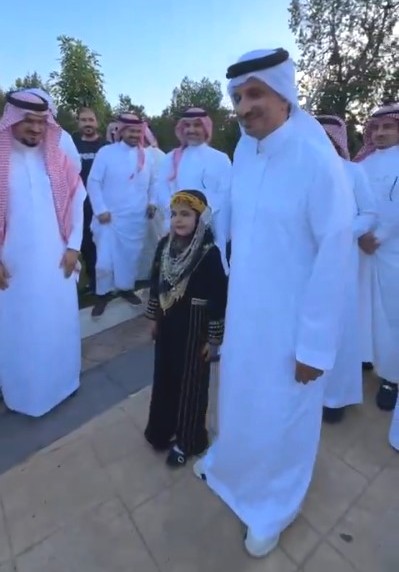 وزير #السياحة يمنح طفلة شهادة ترخيص إرشاد سياحي .. فيديو -  aainnwes.com/17810.html