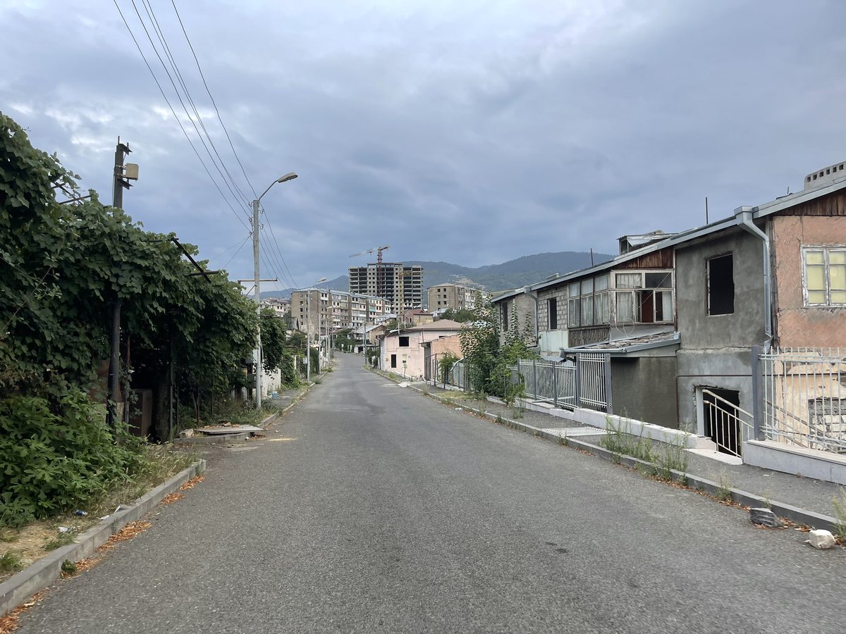 Азербайжаны арми Карабаг дахь Ханкэнди хотыг чөлөөлсний дараагаар Арменичууд гэр орноо орхин дүрвэн оджээ. Энх тайван байна гэдэг хамгийн чухал юм.