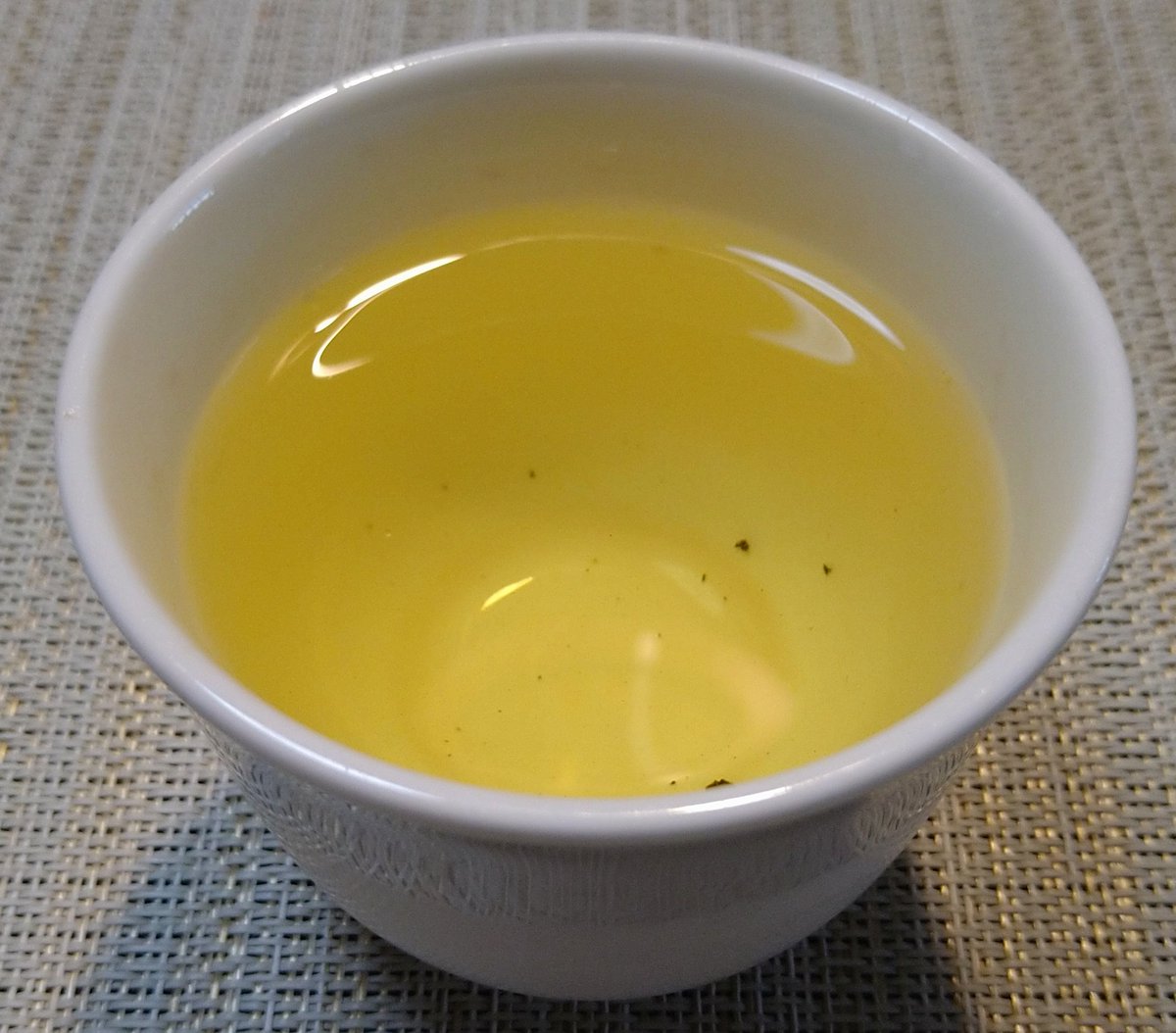 台湾の烏龍茶、杉林渓清香。
5g400ml、冷蔵10時間水出し。このくらい濃くすると飲みごたえがあり、氷を入れても良いかなという気になる。のり香と花香、爽やか
