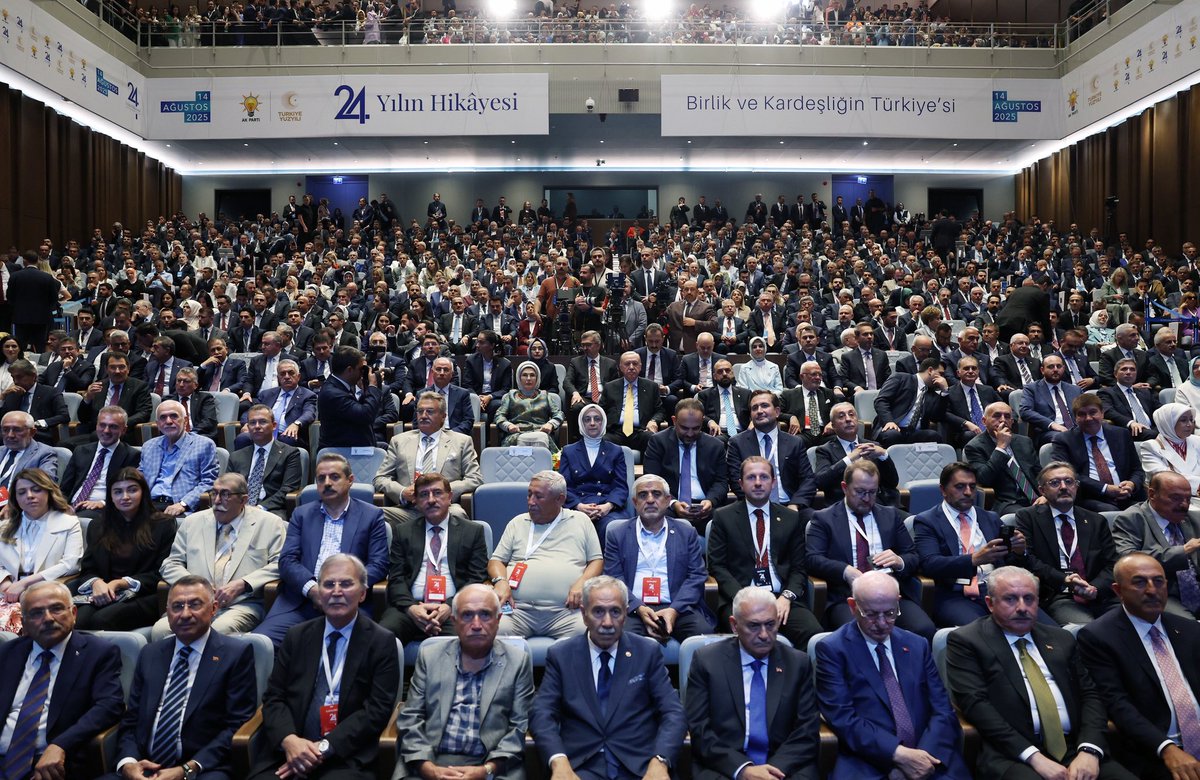 EmineErdogan's tweet photo. Ülkemizi kalkındırma, güçlendirme, yüceltme misyonuyla durmaksızın çalışan AK Parti, aynı kararlılıkla adım adım ilerliyor. 

24’üncü kuruluş yıl dönümü heyecanını dava ve yol arkadaşlarımızla paylaştık.

İnanıyoruz ki, bugün olduğu gibi yarın da gönüllerde yeşeren tüm umutlar, AK Parti ile gerçekleşecek. 

Milletin partisinin yeni yaşı kutlu olsun! 🇹🇷#24YılınHikayesi @Akparti