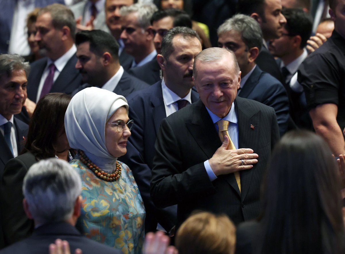 EmineErdogan's tweet photo. Ülkemizi kalkındırma, güçlendirme, yüceltme misyonuyla durmaksızın çalışan AK Parti, aynı kararlılıkla adım adım ilerliyor. 

24’üncü kuruluş yıl dönümü heyecanını dava ve yol arkadaşlarımızla paylaştık.

İnanıyoruz ki, bugün olduğu gibi yarın da gönüllerde yeşeren tüm umutlar, AK Parti ile gerçekleşecek. 

Milletin partisinin yeni yaşı kutlu olsun! 🇹🇷#24YılınHikayesi @Akparti