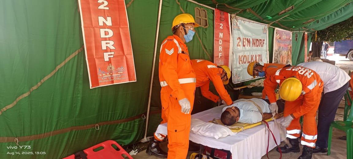 02ndrf's tweet image. A #mock exercise on earthquake emergency was conducted by 2nd Bn #NDRF in #CoochBehar, simulating a 6.5 magnitude quake.
The drill tested rapid #response, #rescue operations &amp;amp; inter-agency coordination.
Prepared to face the unexpected!
@NDRFHQ @ndmaindia #DisasterPreparedness