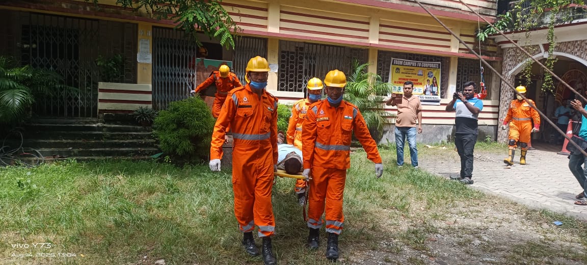 02ndrf's tweet image. A #mock exercise on earthquake emergency was conducted by 2nd Bn #NDRF in #CoochBehar, simulating a 6.5 magnitude quake.
The drill tested rapid #response, #rescue operations &amp;amp; inter-agency coordination.
Prepared to face the unexpected!
@NDRFHQ @ndmaindia #DisasterPreparedness
