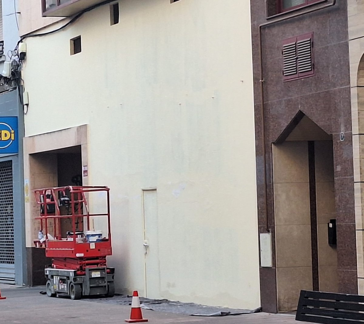 El Ayuntamiento de Ponferrada recuerda que ha sido el propietario del local el que ha decidido borrar el mural de Nevenka Fernández en la calle La Paz. Lidia Coca califica como vergonzosas las acusaciones que señalaban al equipo de gobierno como responsable de su desaparición.