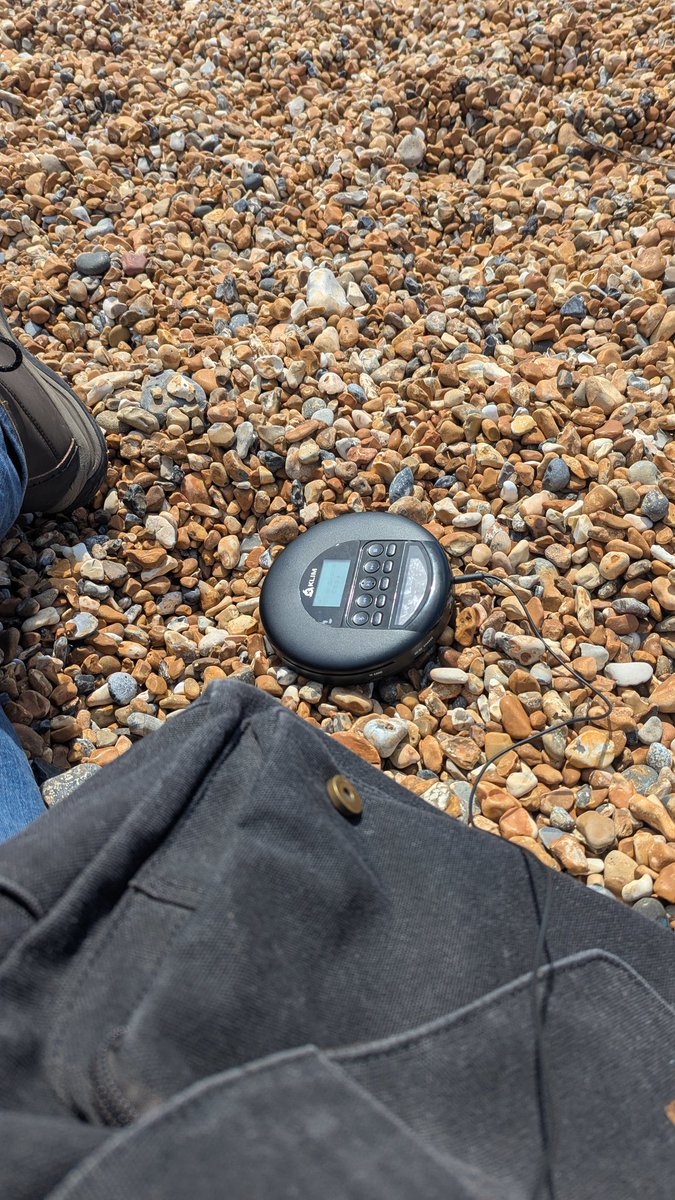 Listening to Metal Forth on a personal CD player, whilst on the beach is really something else. 

Sounds strange, but the sea air really does make a difference listening to music. 

Sunset Kiss is the perfect turn for such lush weather in the UK at the moment.🌞🔥😎 

#BABYMETAL