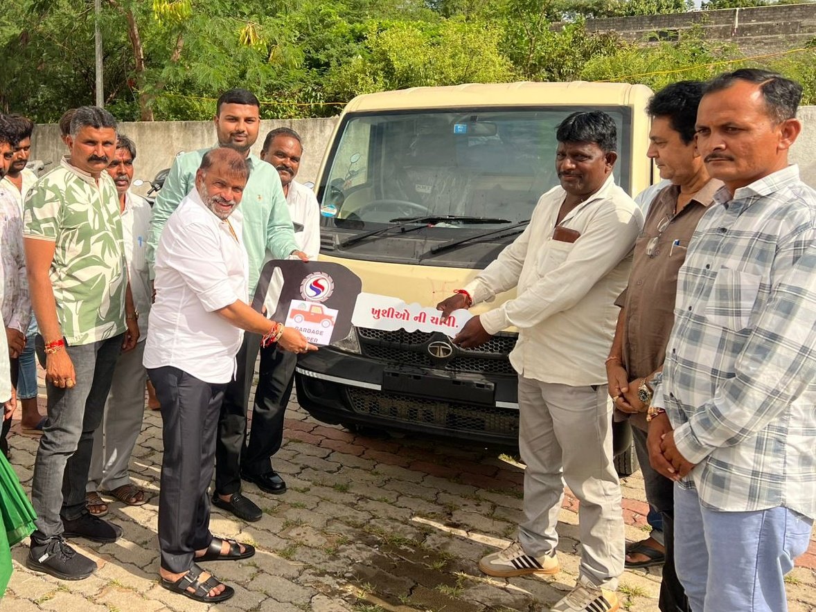 KPBhil1's tweet photo. વારાહસ્વરૂપ ગામે મારા જિલ્લા પંચાયતની 15માં નાણાપંચ ઞ્રાંટમાંથી ફાળવેલ ગારબેજ ટીપરનું માનનીય ધારાસભ્યશ્રી હીરાભાઈ સોલંકીના હસ્તે લોકાર્પણ કર્યું.. @hirabhaisolanki @ddoamreli https://t.co/KPukS3yOqs