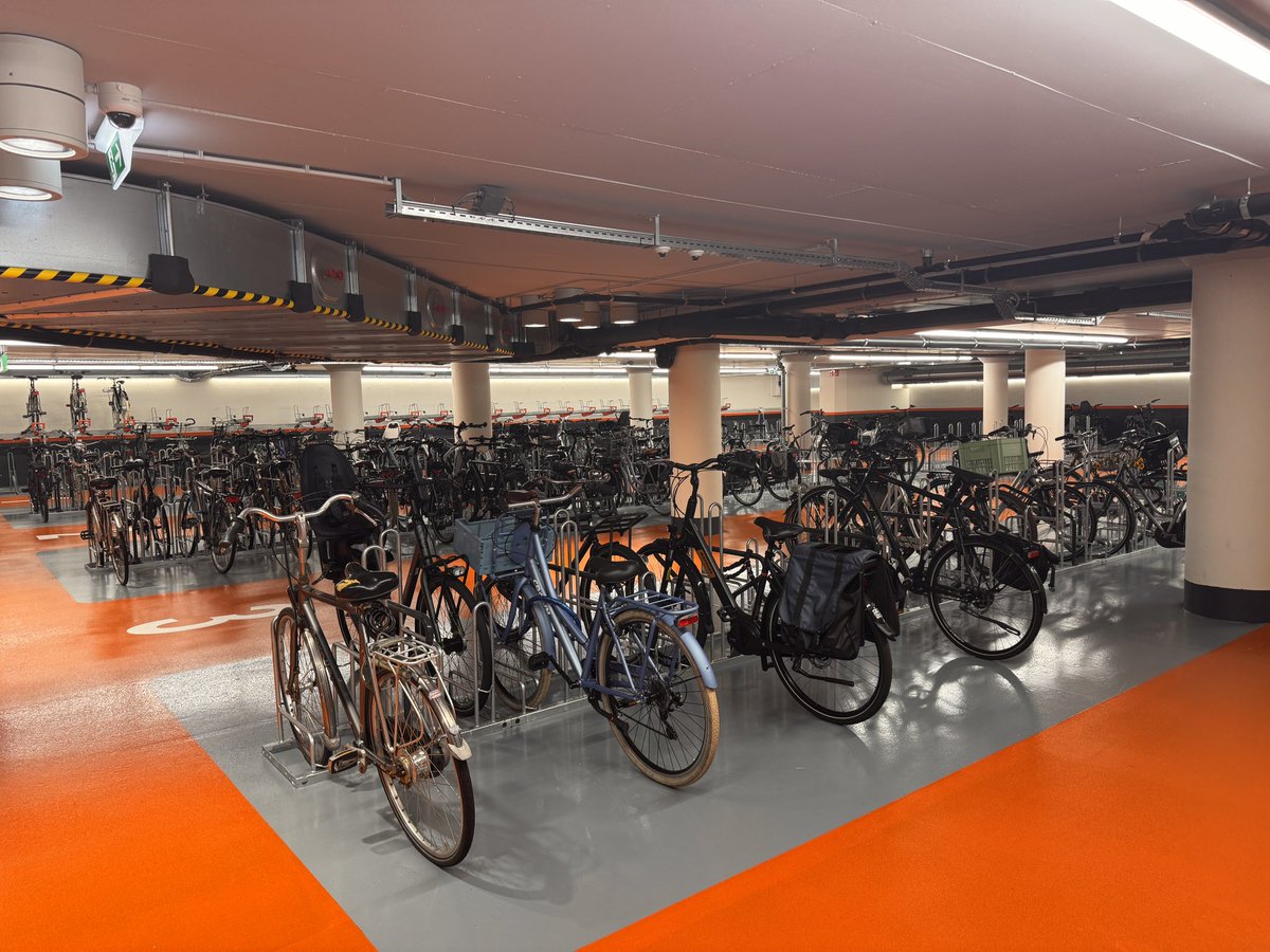 Mooie fietsenstalling op het Houtplein. Wordt nog niet veel gebruikt, jammer want echt mooie ruime stalling.