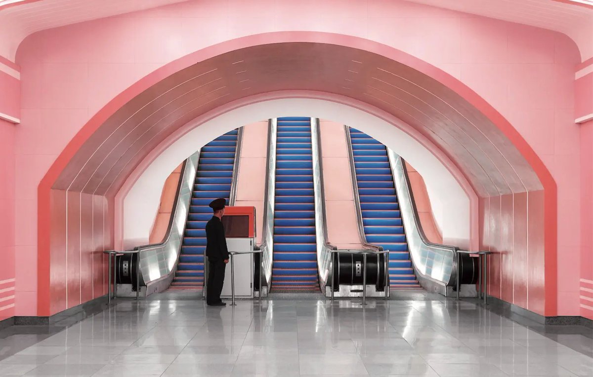 사람들이 웨스앤더슨 영화나 그가 디자인한 카페 바 루스(Bar Luce)에서 북한의 건축양식이나 인테리어를 떠올리는 게 넘 재미잇음..