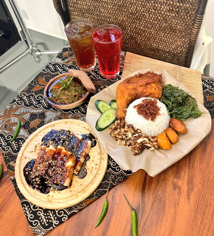 drl_amn's tweet photo. Done photoshoot utk menu Ayam Sambal Hejau.
Telan ayaq lioq ja team photoshoot tadi.
Setel ja sesi shooting,terus depa ngap tanpa ragu-ragu.

Dalam gambar ni ada
Set C ASH
Sengkuang calit
Ayaq teh o ais dgn sirap ais https://t.co/qs9OzEB4Y3