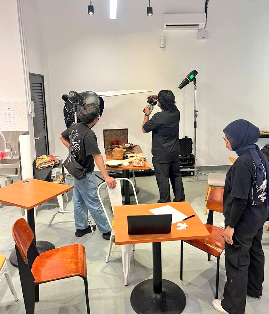drl_amn's tweet photo. Done photoshoot utk menu Ayam Sambal Hejau.
Telan ayaq lioq ja team photoshoot tadi.
Setel ja sesi shooting,terus depa ngap tanpa ragu-ragu.

Dalam gambar ni ada
Set C ASH
Sengkuang calit
Ayaq teh o ais dgn sirap ais https://t.co/qs9OzEB4Y3