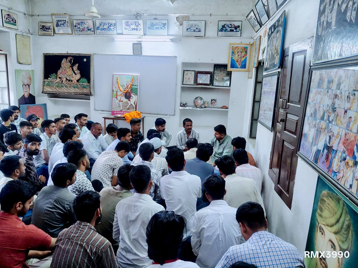 NAVRANG_SINGH_1's tweet photo. नीत चौखी राखों, कपड़ा तो मैला ही चाल जासी !
@navrang_singh_chirana 
@RavindraBhati__ 
@rajput_hostel_sikar_
@skrhsikar 
#ravindrasinghbhati #bhati #ravsabhati✌️ #navrang_singh_chirana https://t.co/EeIQ2Jhikt