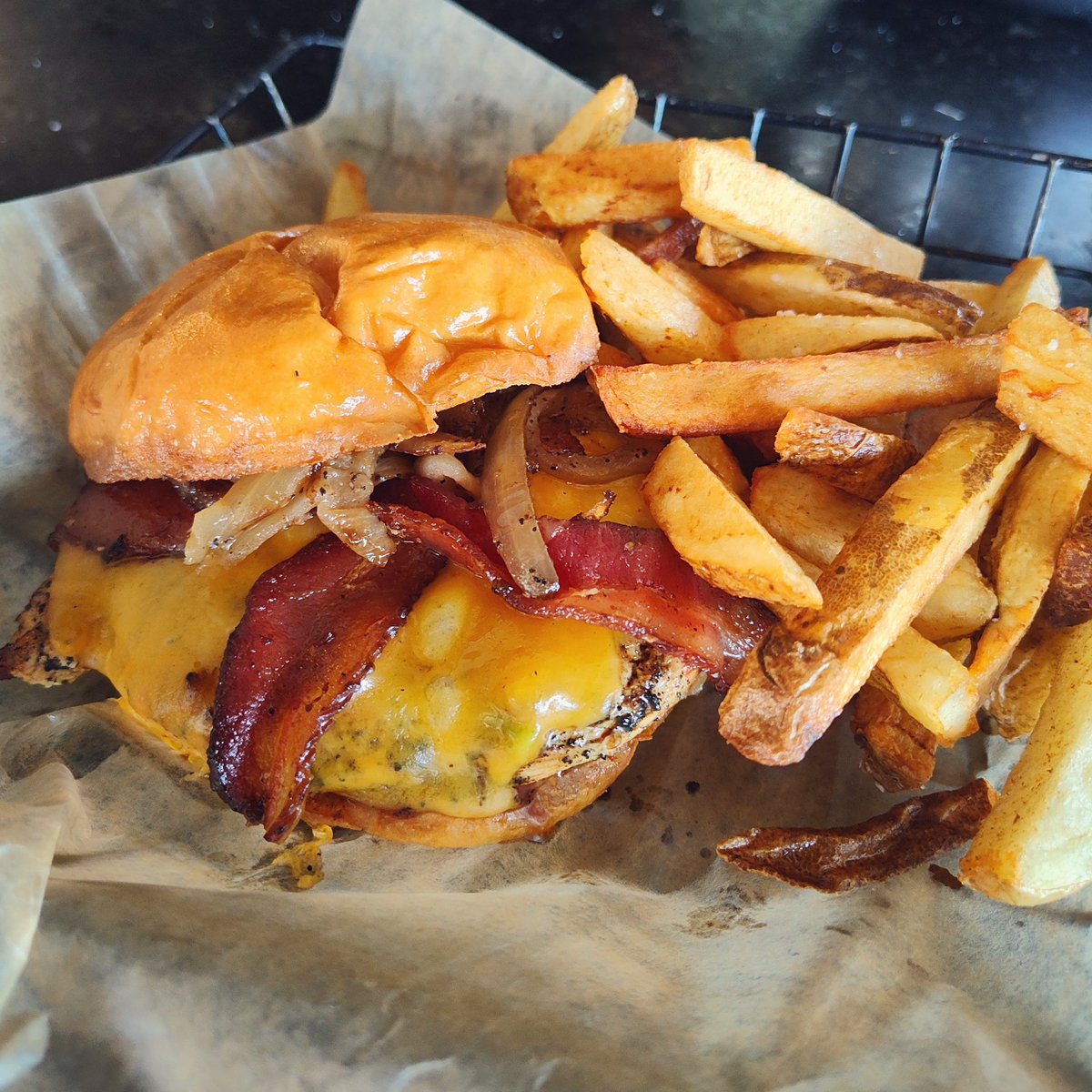 🍔 THURSDAY BURGER NIGHT AT THE FIRE SIDE PUBLIC HOUSE! 🍔
  Kick off your weekend early with unbeatable deals and delicious vibes!
 Join us for Burger Night starting at 5pm – snag ANY burger from our mouthwatering menu, paired with crispy fries, for just $10 (dine-in only)!