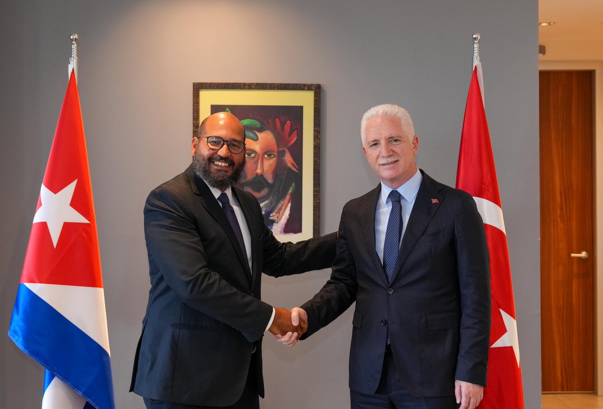El Gobernador de Estambul <a href="/gul_davut/">Davut GÜL</a> realizó una visita de trabajo a nuestro Consulado General  donde reafirmó reafirmó el compromiso de las instituciones turcas con la cooperación diplomática y consular y valoró positivamente los lazos históricos de amistad entre Cuba y Turquía.