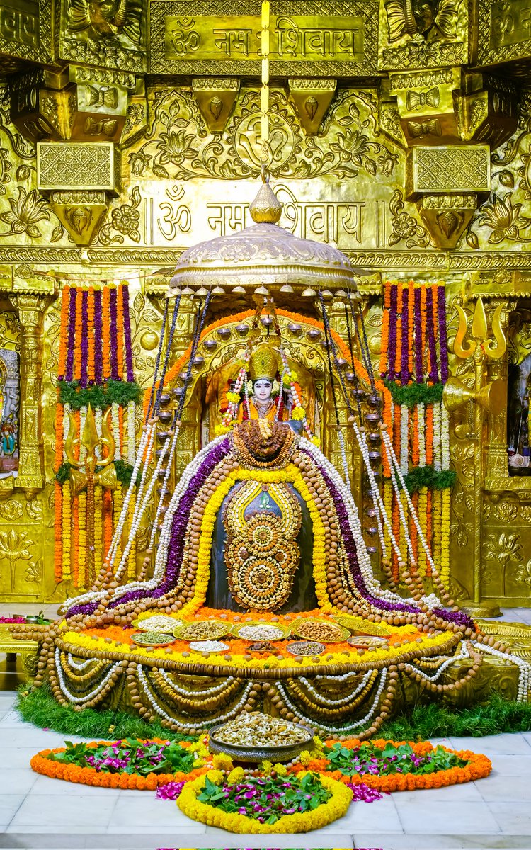 श्री सोमनाथ महादेव मंदिर,
प्रथम ज्योतिर्लिंग - गुजरात (सौराष्ट्र)
दिनांकः 14 अगस्त 2025,श्रावण कृष्ण षष्ठी- गुरूवार
सूखे मेवों का श्रृंगार
08254870
#somnath #mahadev #shivji
#bhakti #somnathlivedarshan #somnathtemple