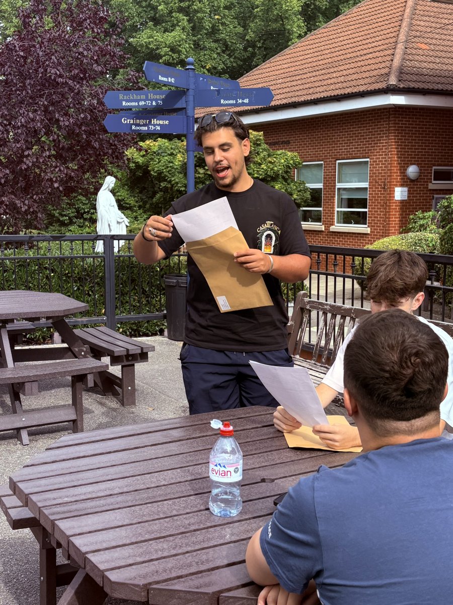 TCHSWoodford's tweet image. 🎓 Proud of our Year 13s! 96% achieved A*-E.
🏅 Lois – AAA* → Oxford(Earth Sciences)
💼 Theo – AAA+A(EPQ) → Degree Apprenticeship
⚖️ Marissa – AAA+A → Warwick (Law)
📈 Thomas – AA*B → UCL (Economics)
✍️ Megan – AAA+A → Warwick (Eng Lit)
#ALevelResults #Classof2025